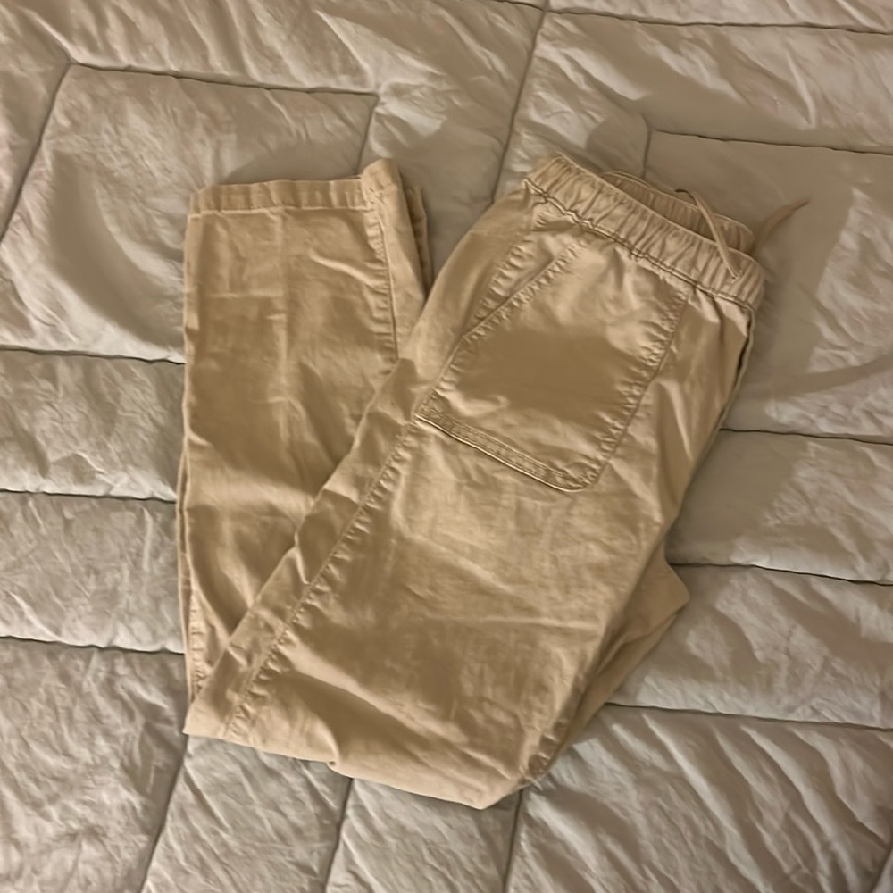 Boys khaki pants. Elastic waistband, 2 front pockets and 1 back pocket.